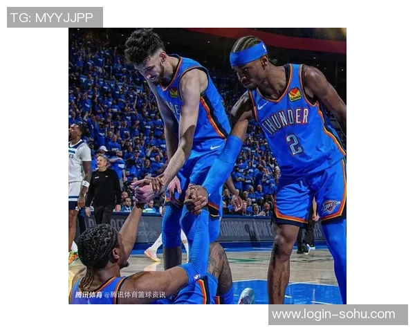 勇士在关键时刻逆转雷霆以121-118取得胜利展现强大韧性与团队合作精神